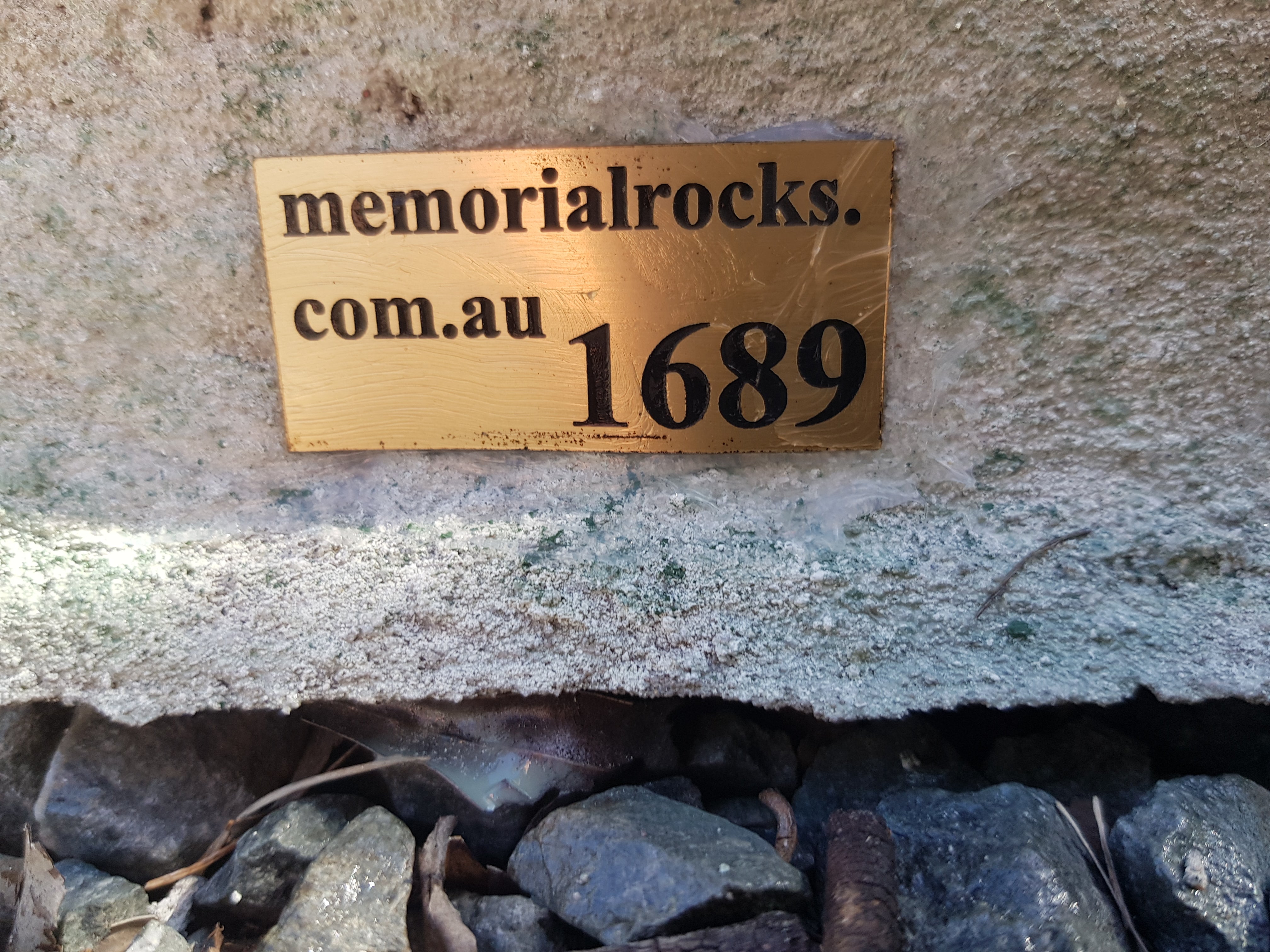 Memorial Rock Urn 1689 Large White