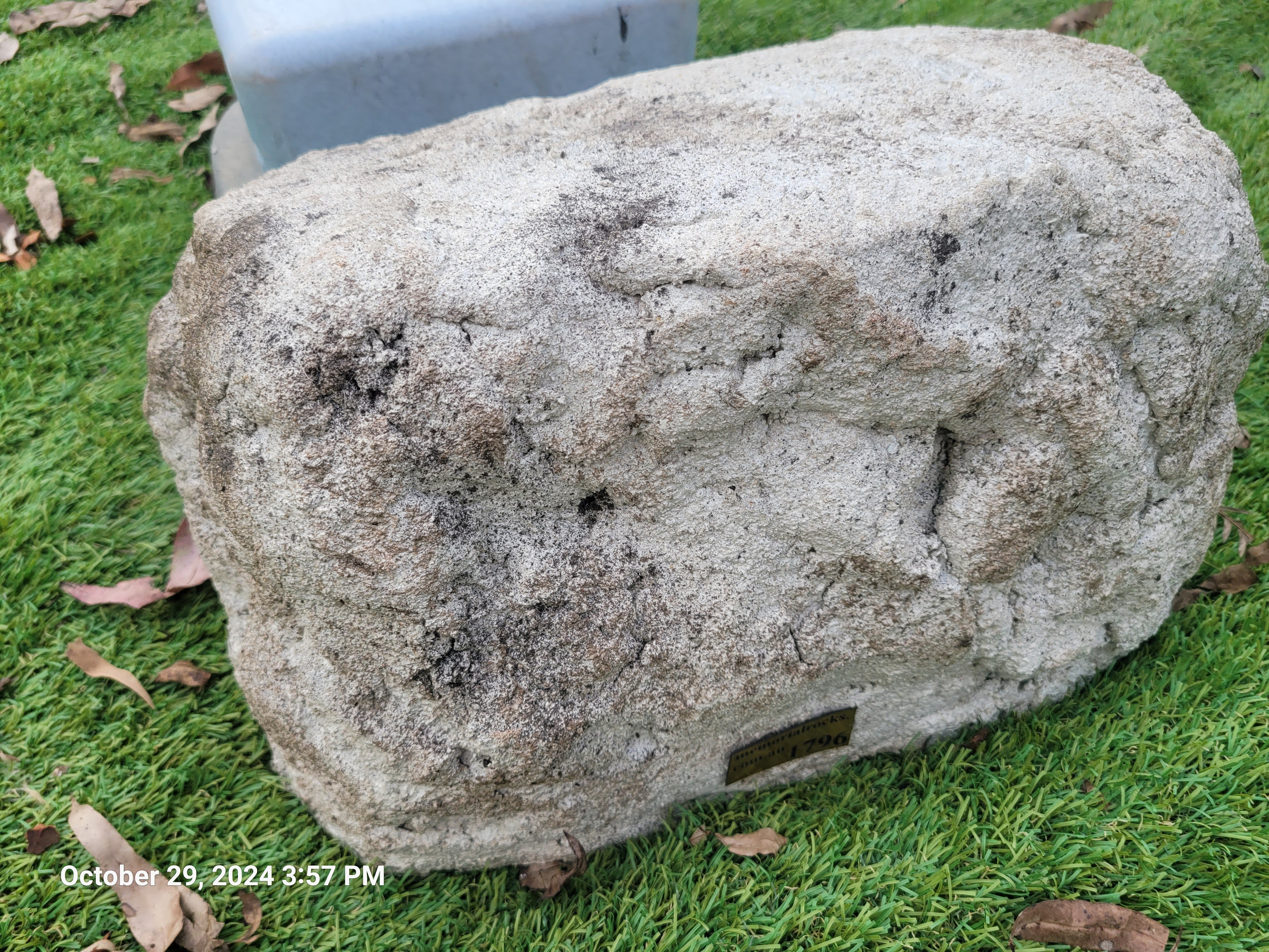 Memorial Rock Urn 1796 Medium Natural Riversand