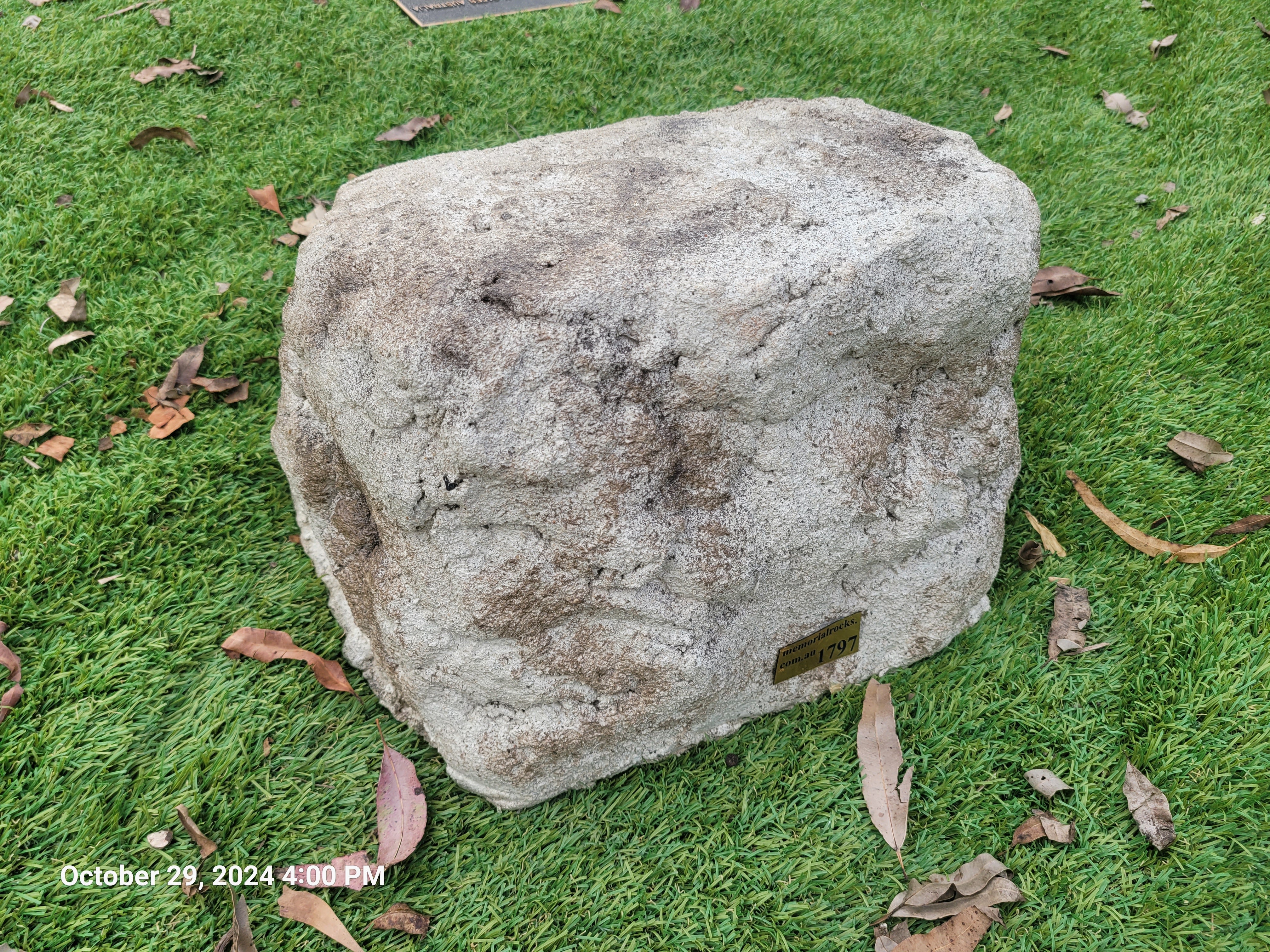Memorial Rock Urn 1797 Medium Natural Riversand