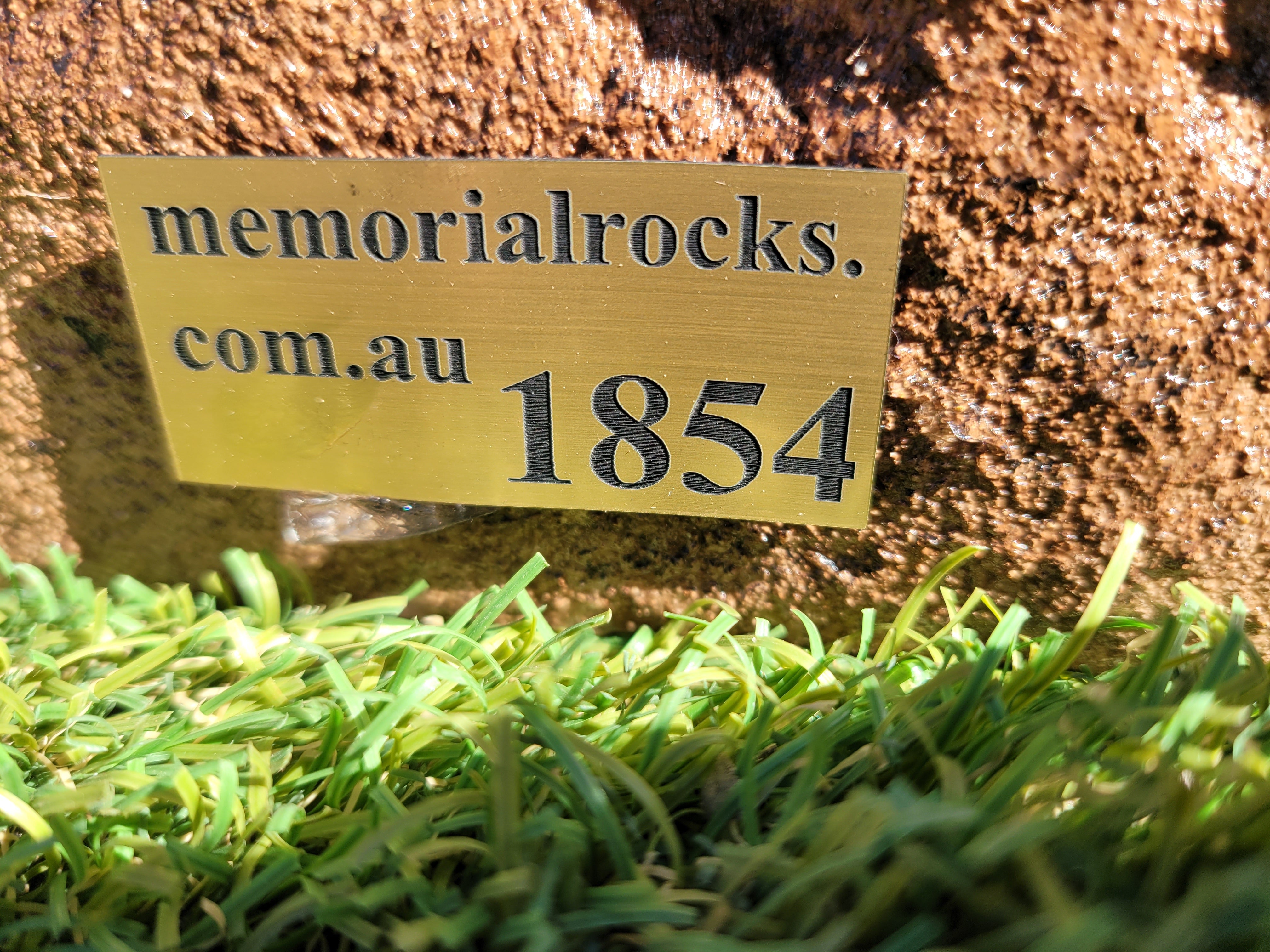 Memorial Rock Urn 1854 Regular Brown