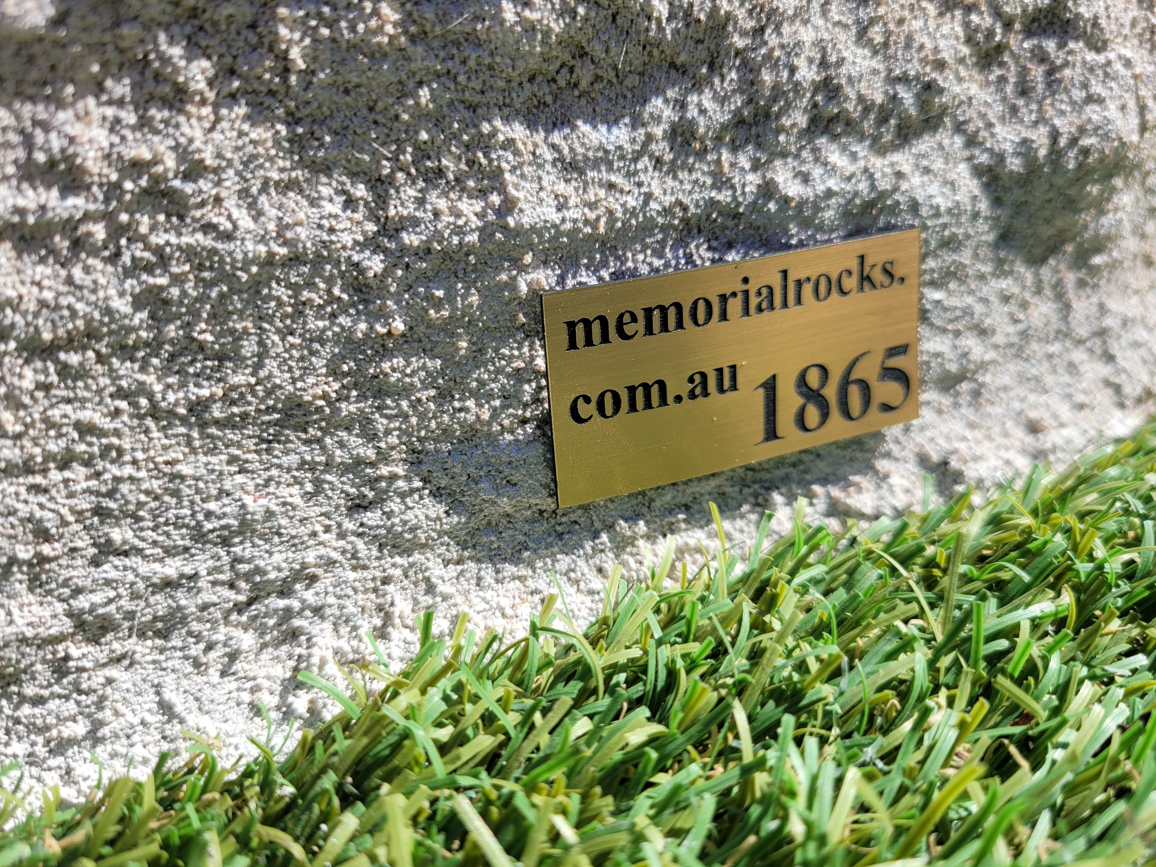 Memorial Rock Urn 1865 Medium White