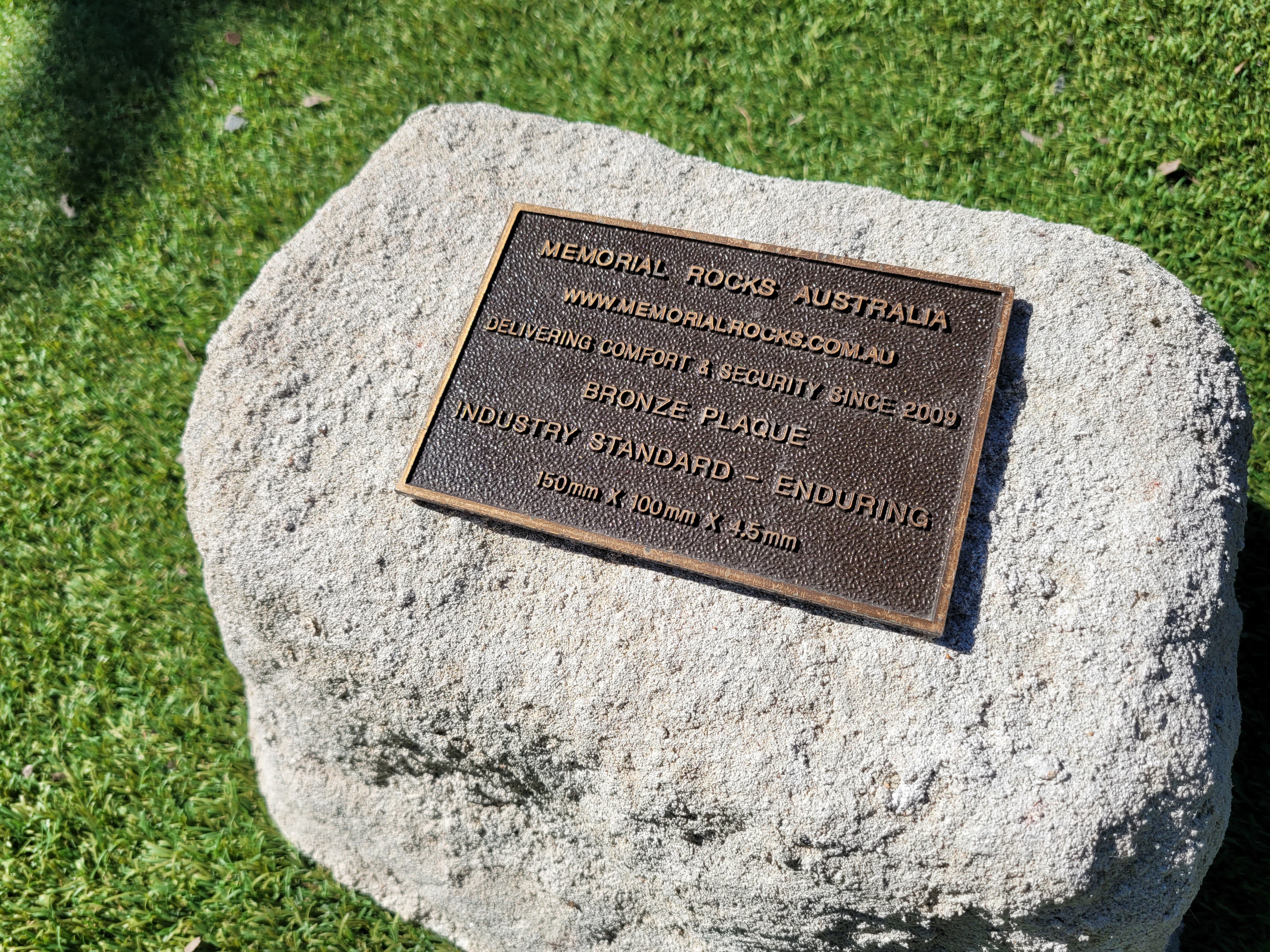 Memorial Rock Urn 1865 Medium White