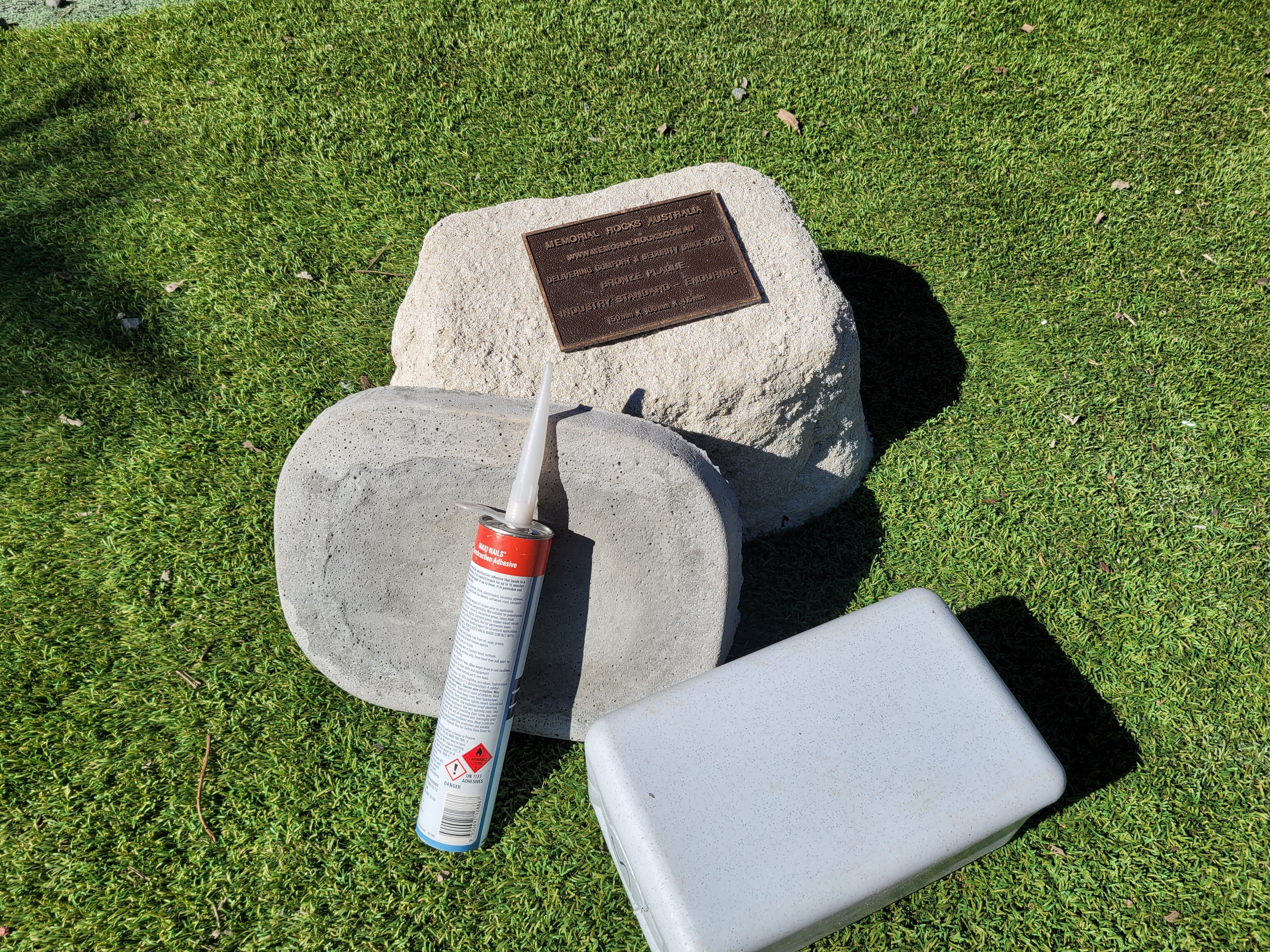 Memorial Rock Urn 1865 Medium White