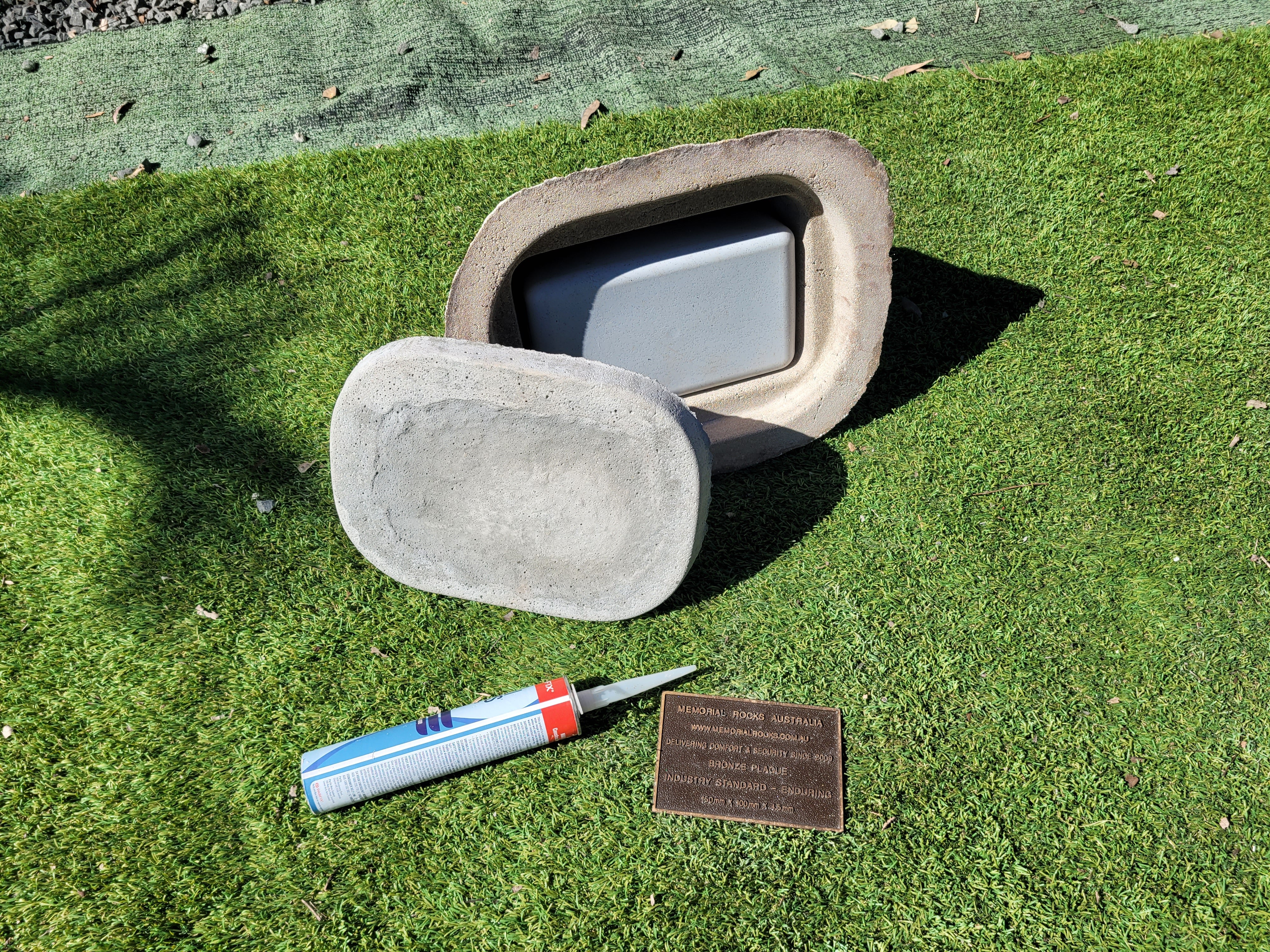 Memorial Rock Urn 1865 Medium White