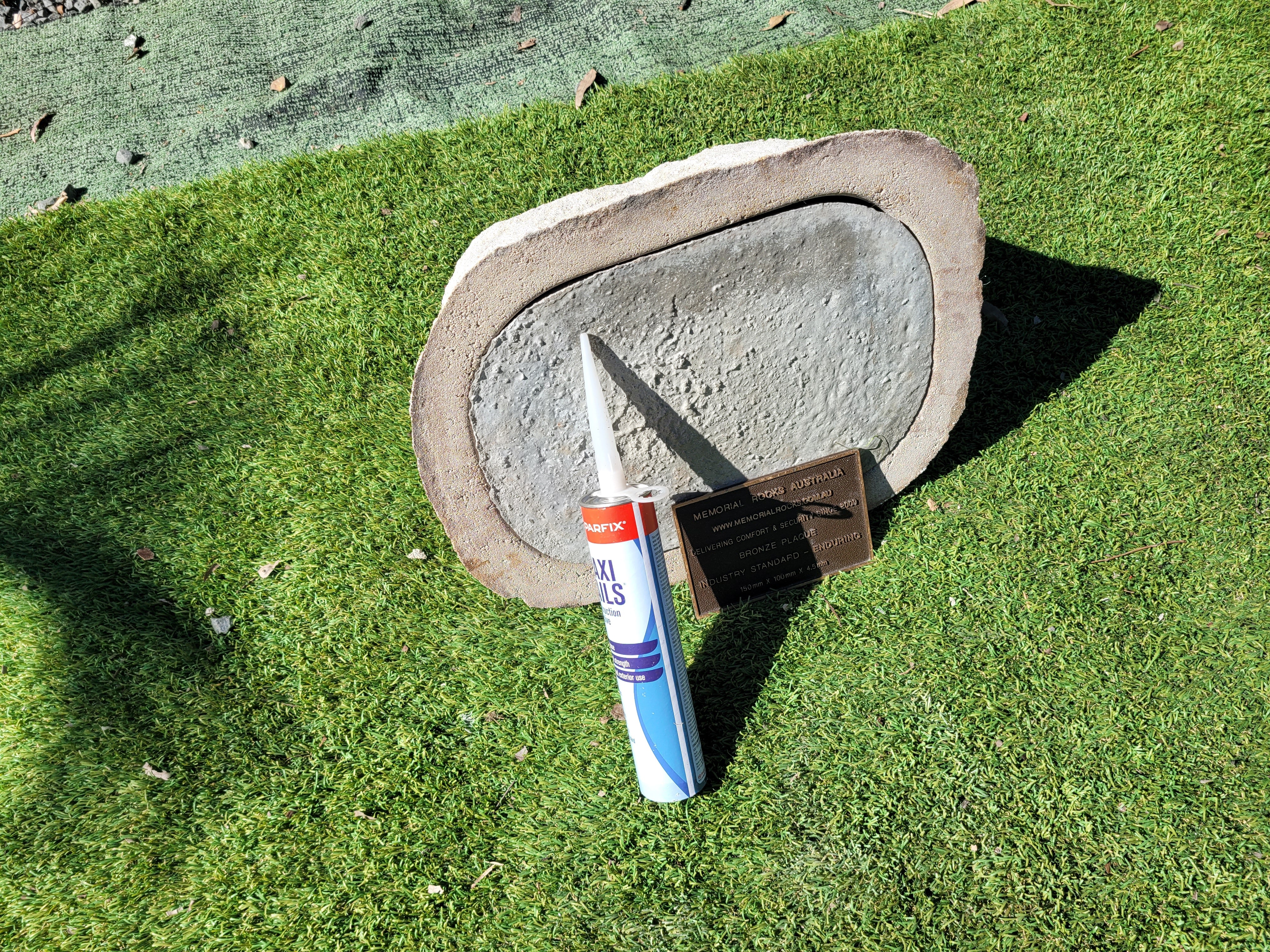 Memorial Rock Urn 1865 Medium White