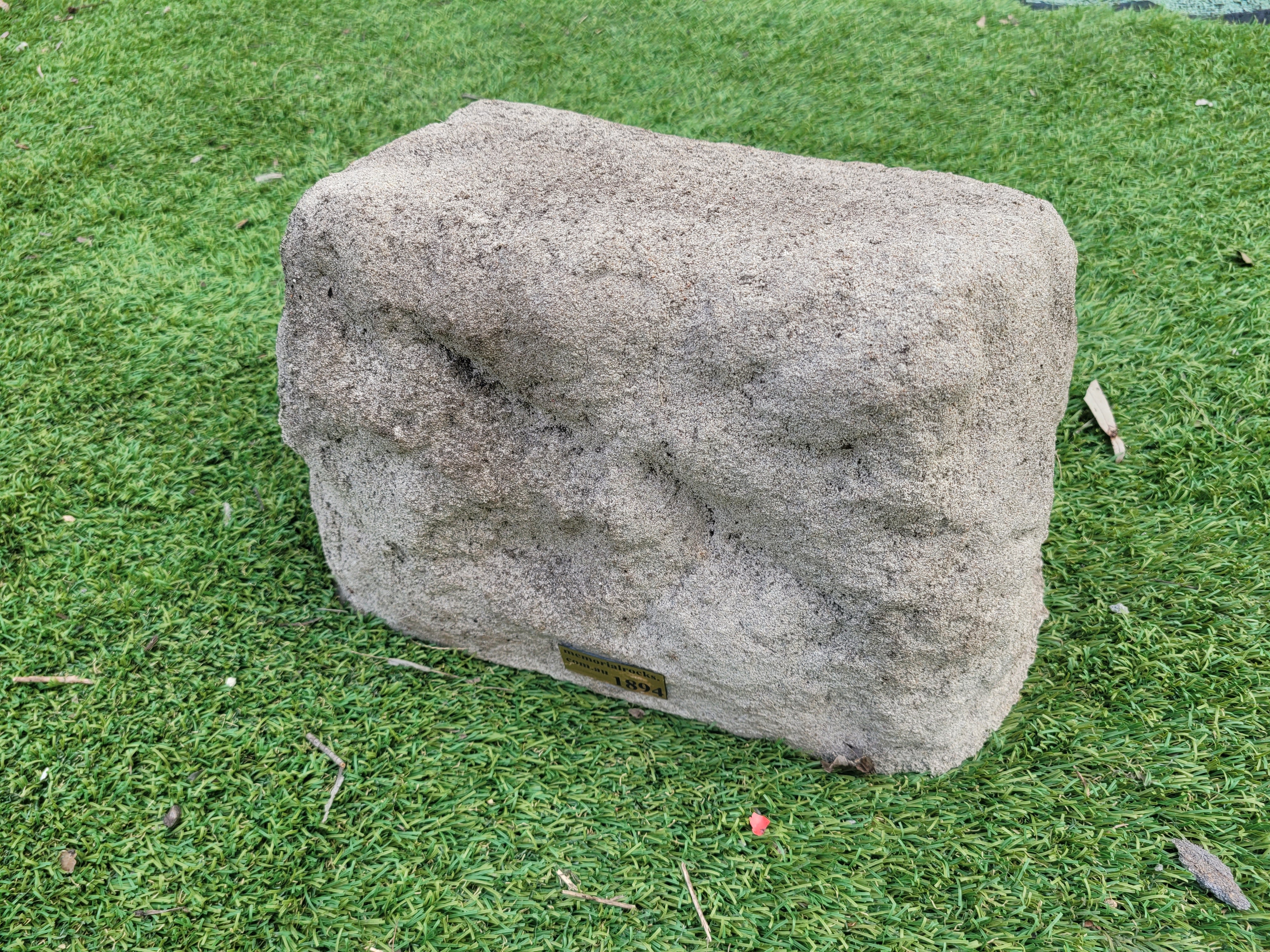 Memorial Rock Urn 1894 Regular Natural Riversand