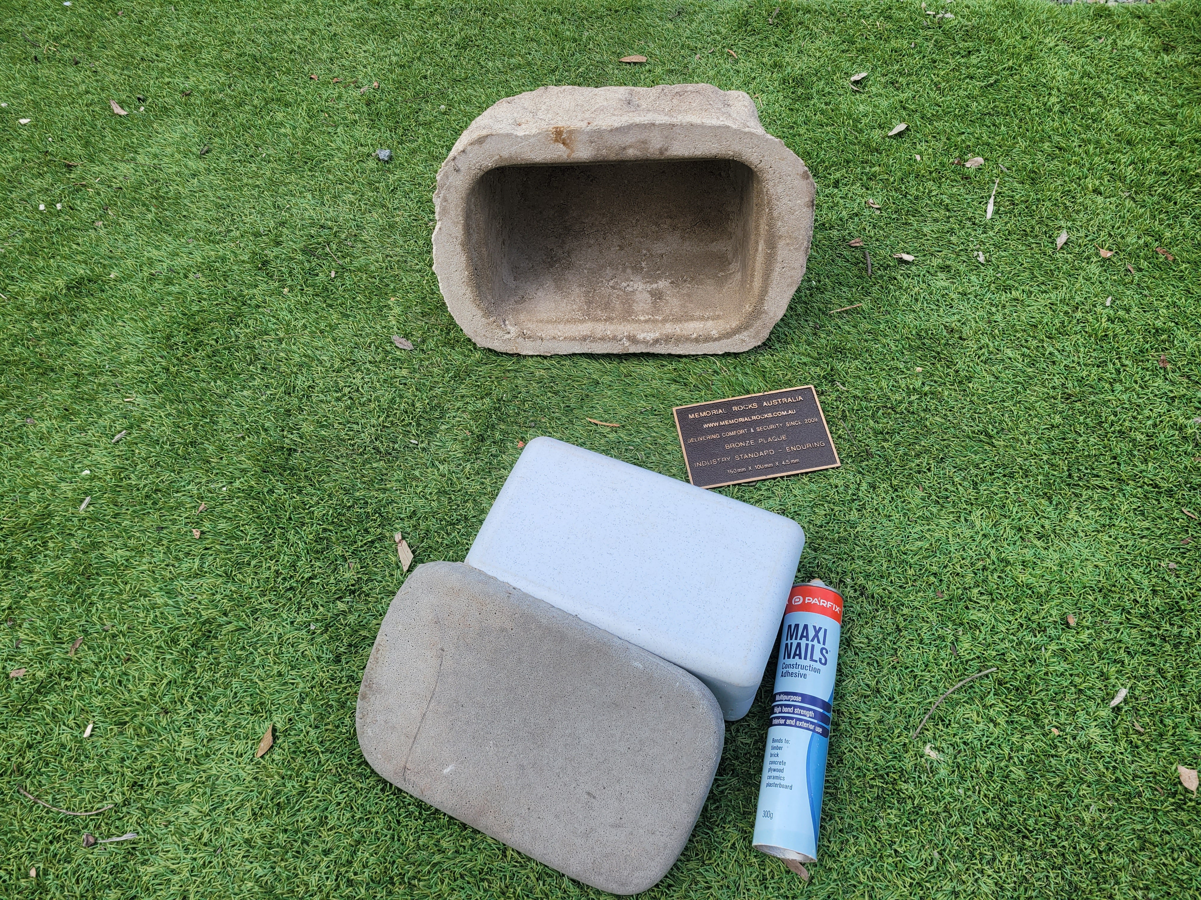 Memorial Rock Urn 1894 Regular Natural Riversand