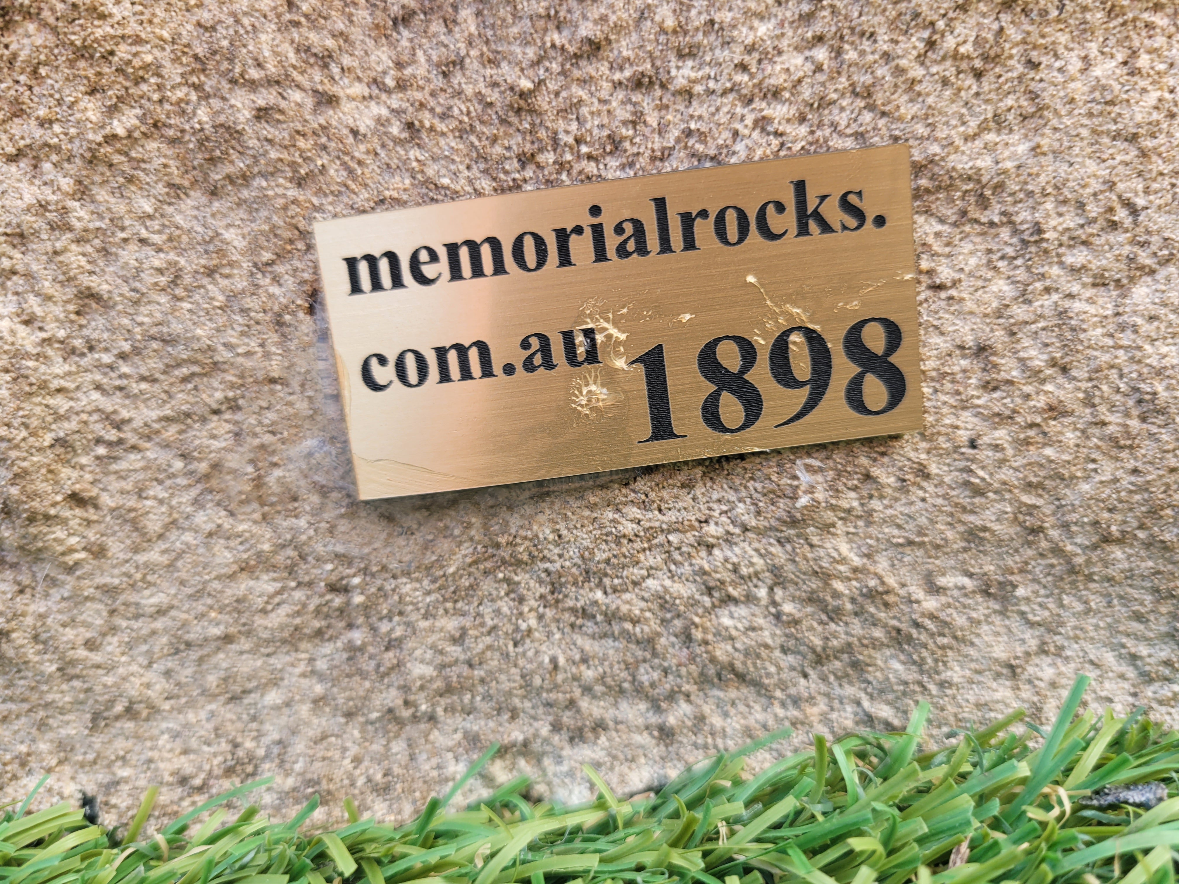 Memorial Rock Urn 1898 Medium Natural Riversand