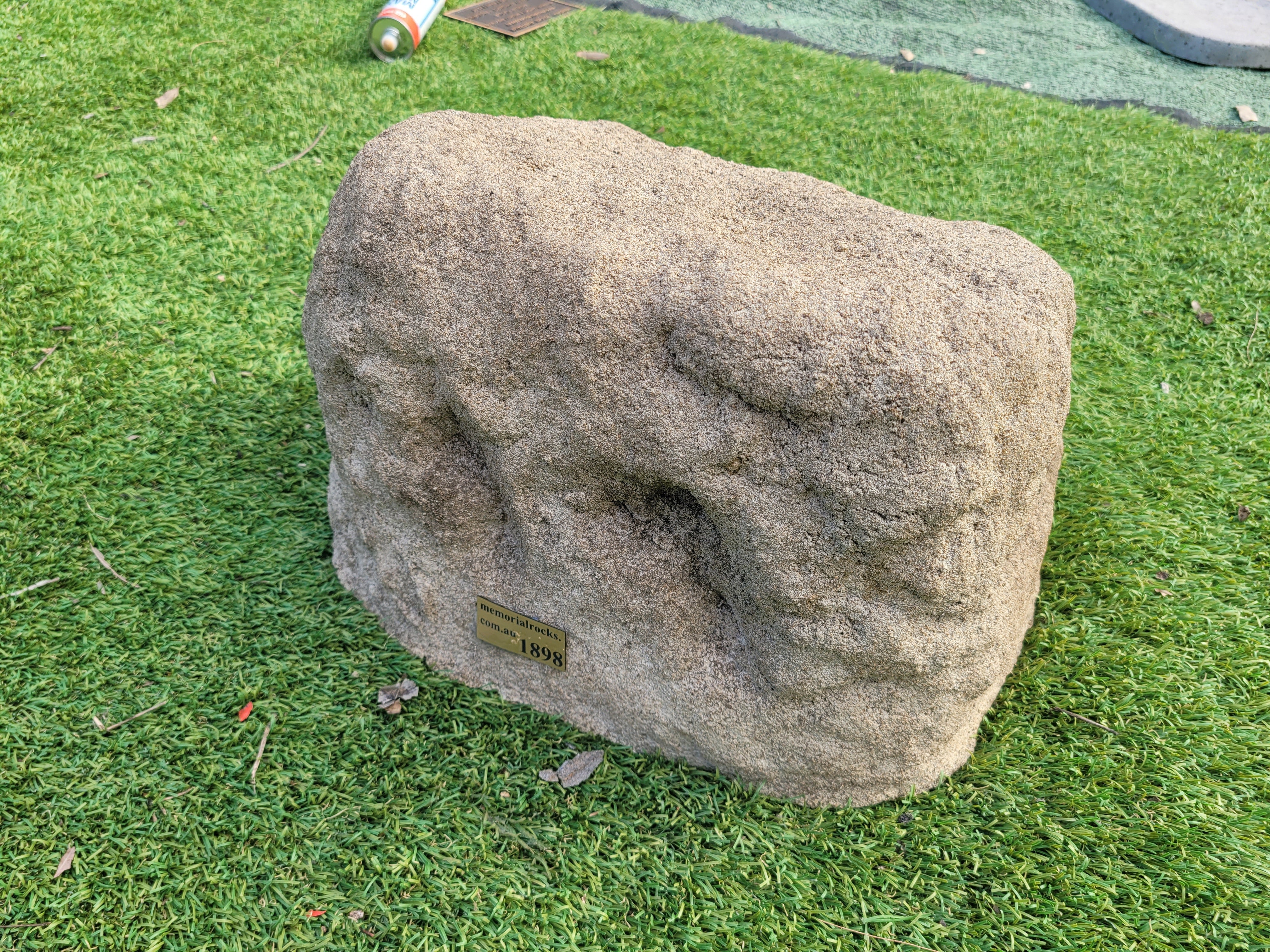 Memorial Rock Urn 1898 Medium Natural Riversand