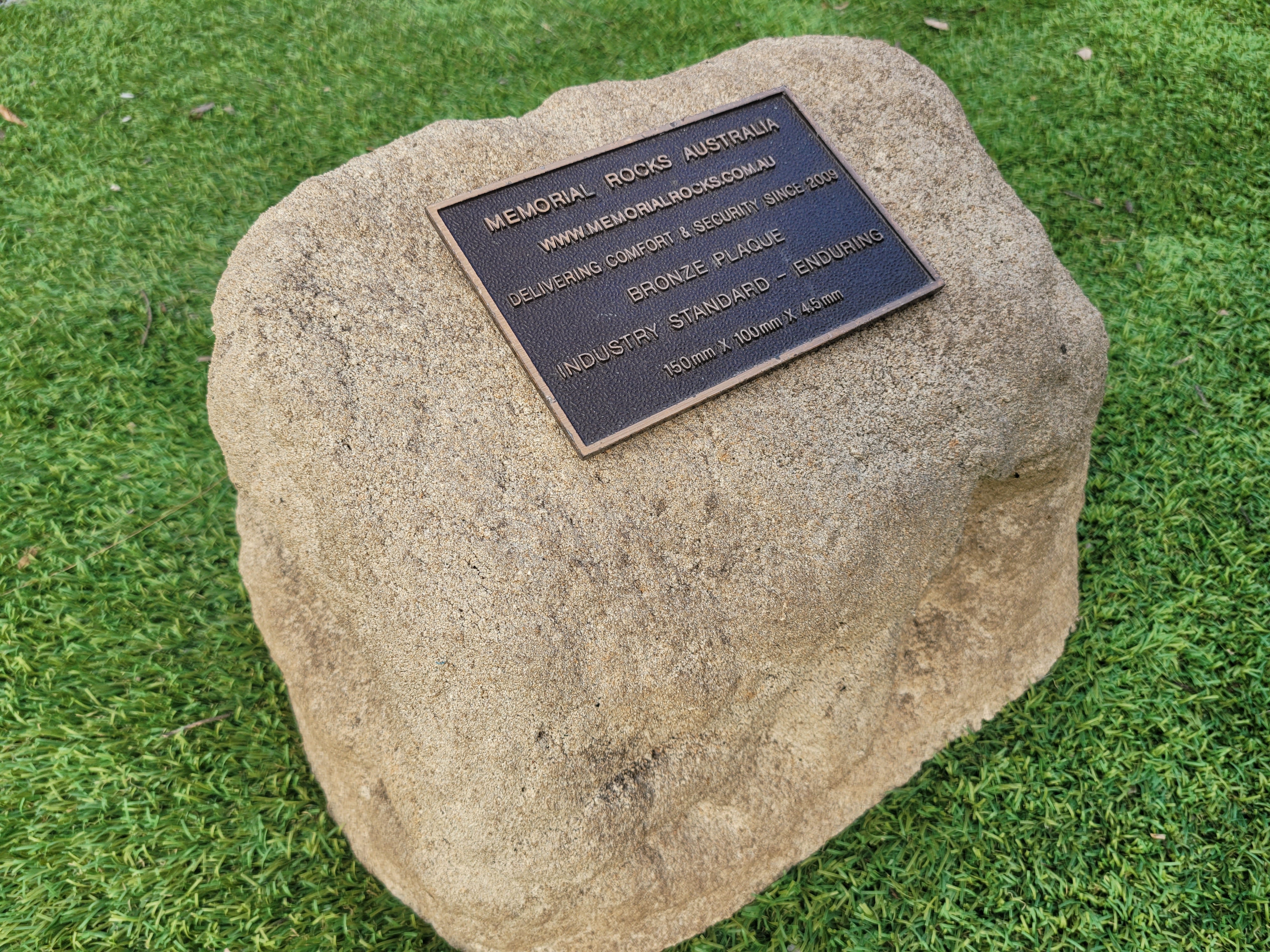 Memorial Rock Urn 1898 Medium Natural Riversand