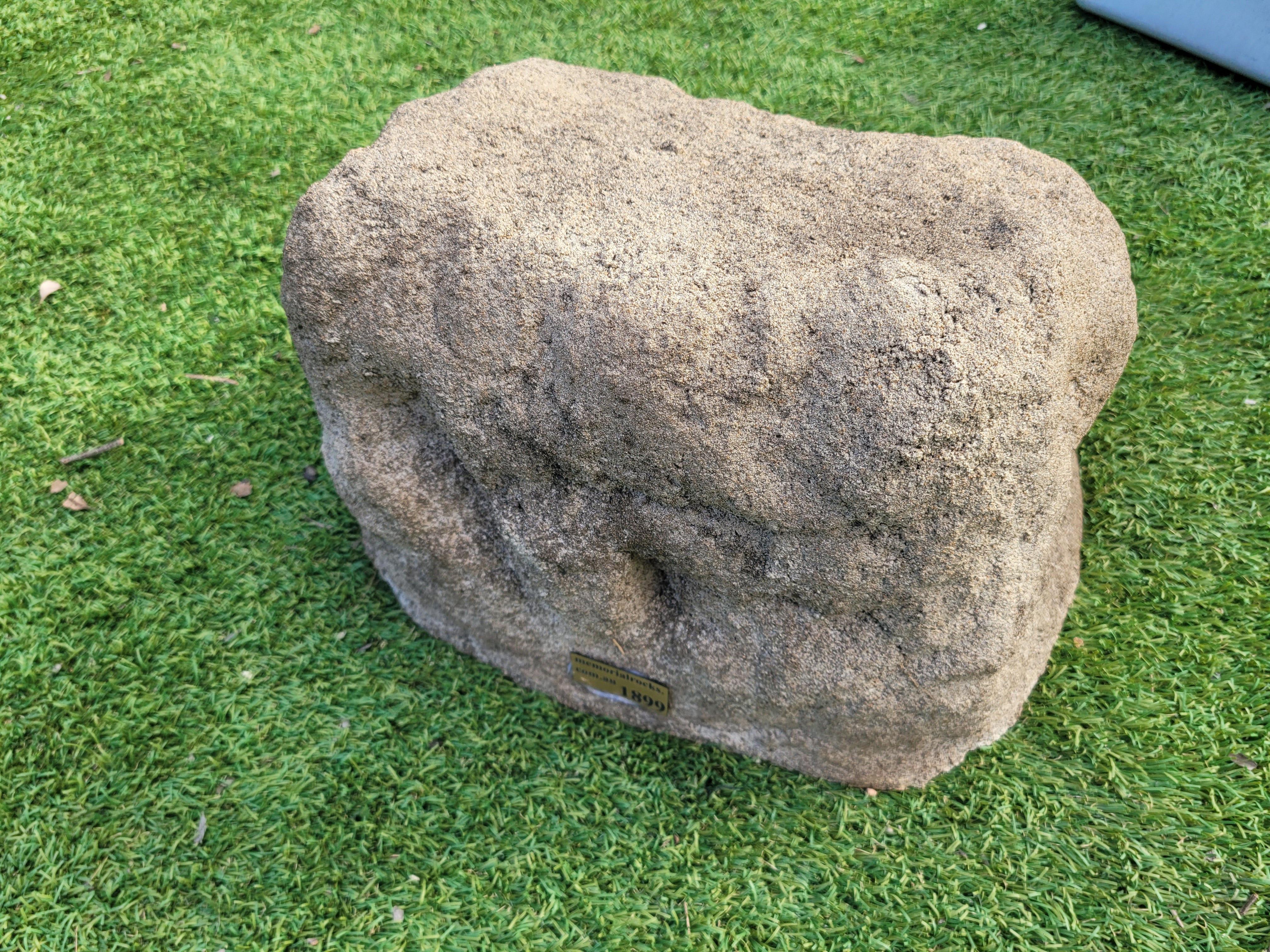 Memorial Rock Urn 1899 Medium Natural Riversand