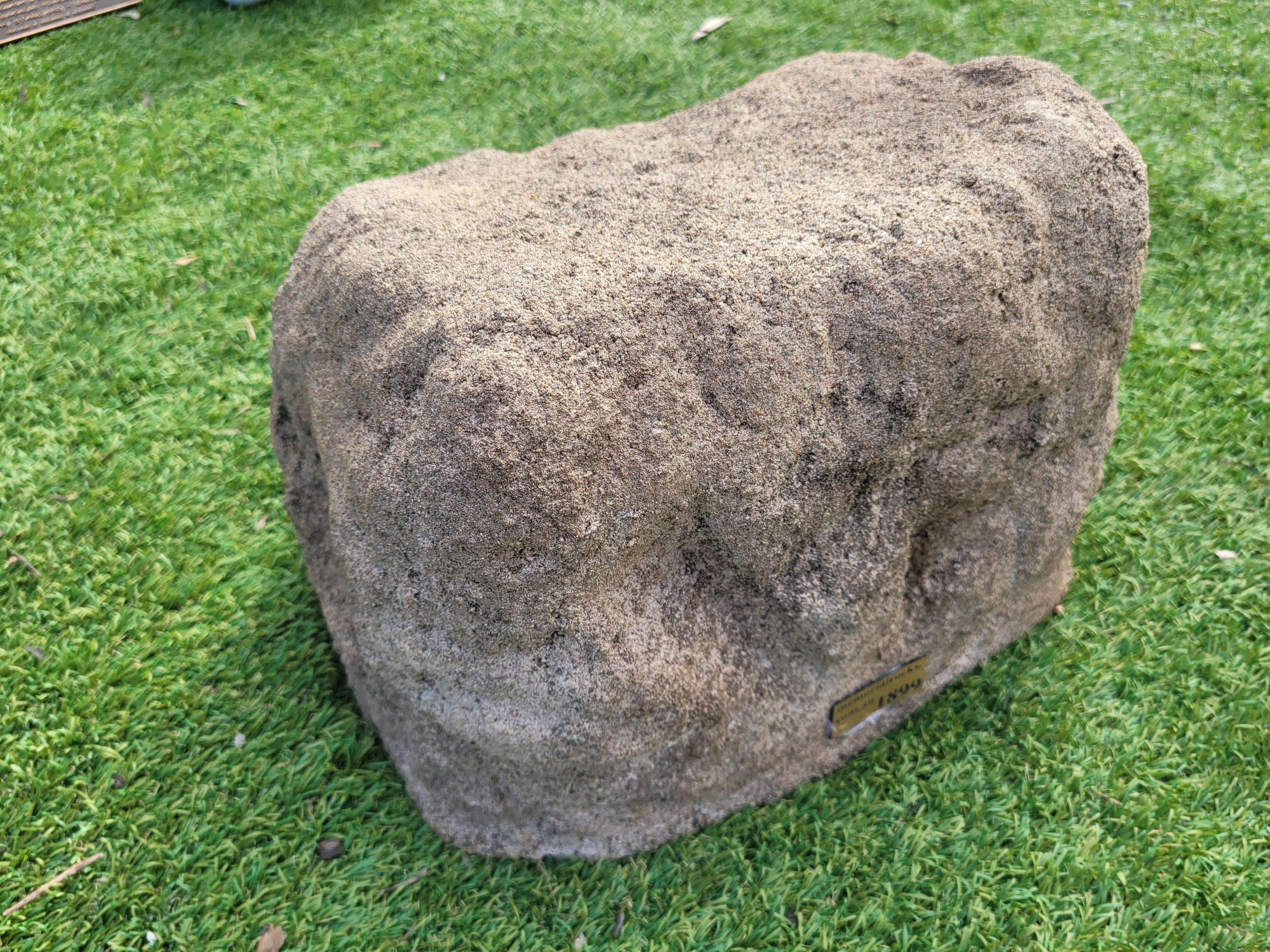 Memorial Rock Urn 1899 Medium Natural Riversand