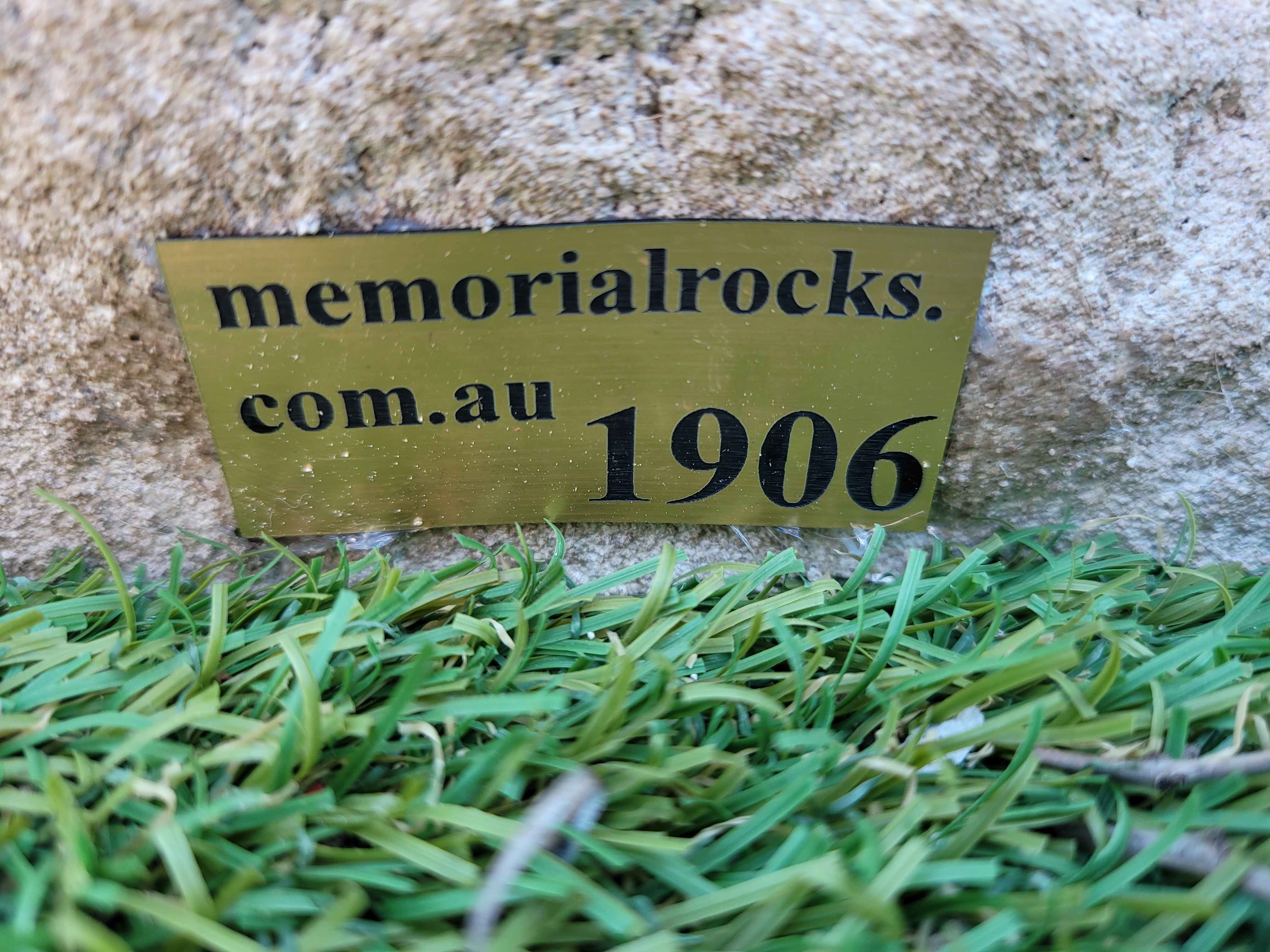 Memorial Rock Urn 1906 Regular Natural Riversand