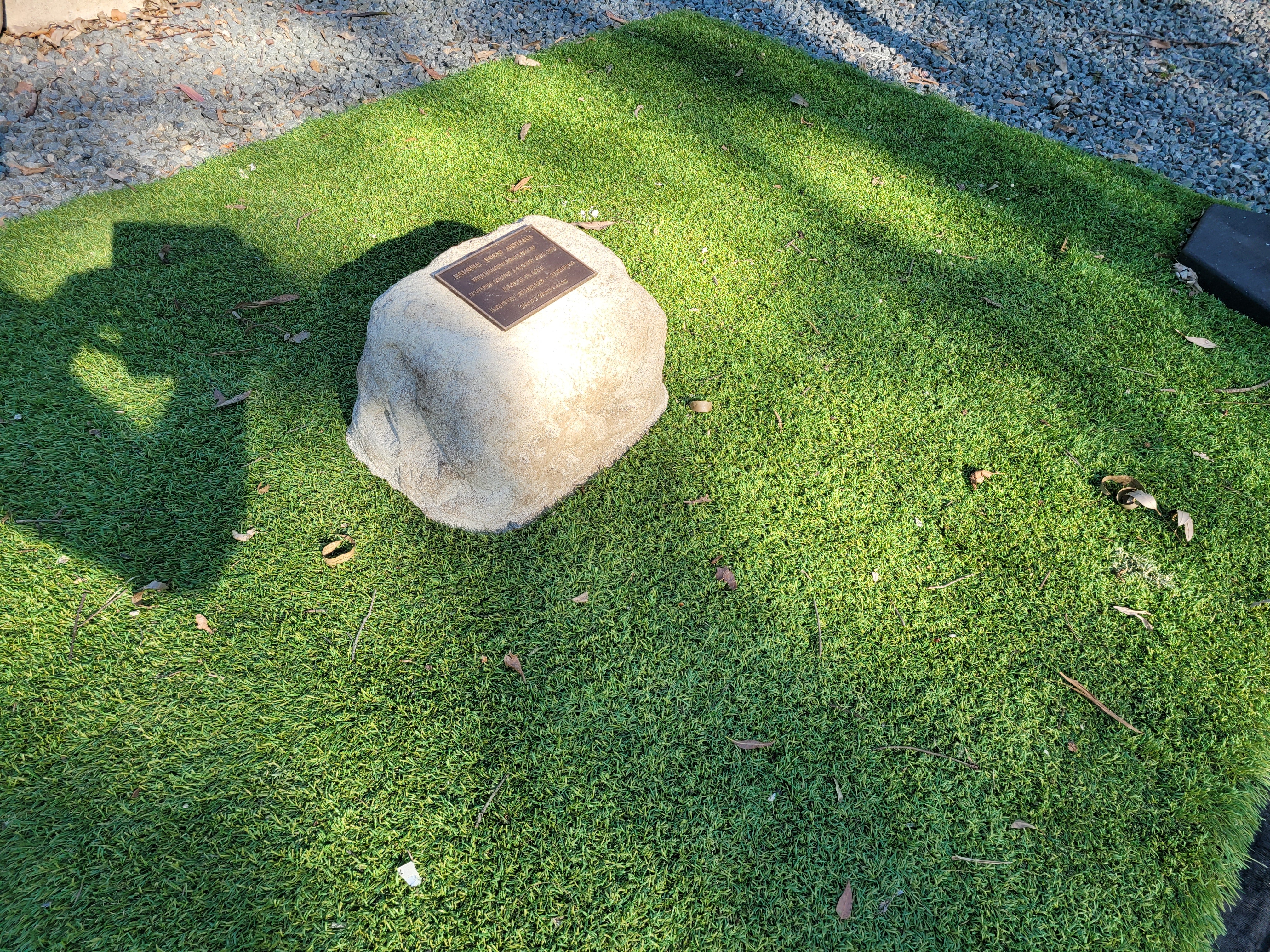 Memorial Rock Urn 1906 Regular Natural Riversand