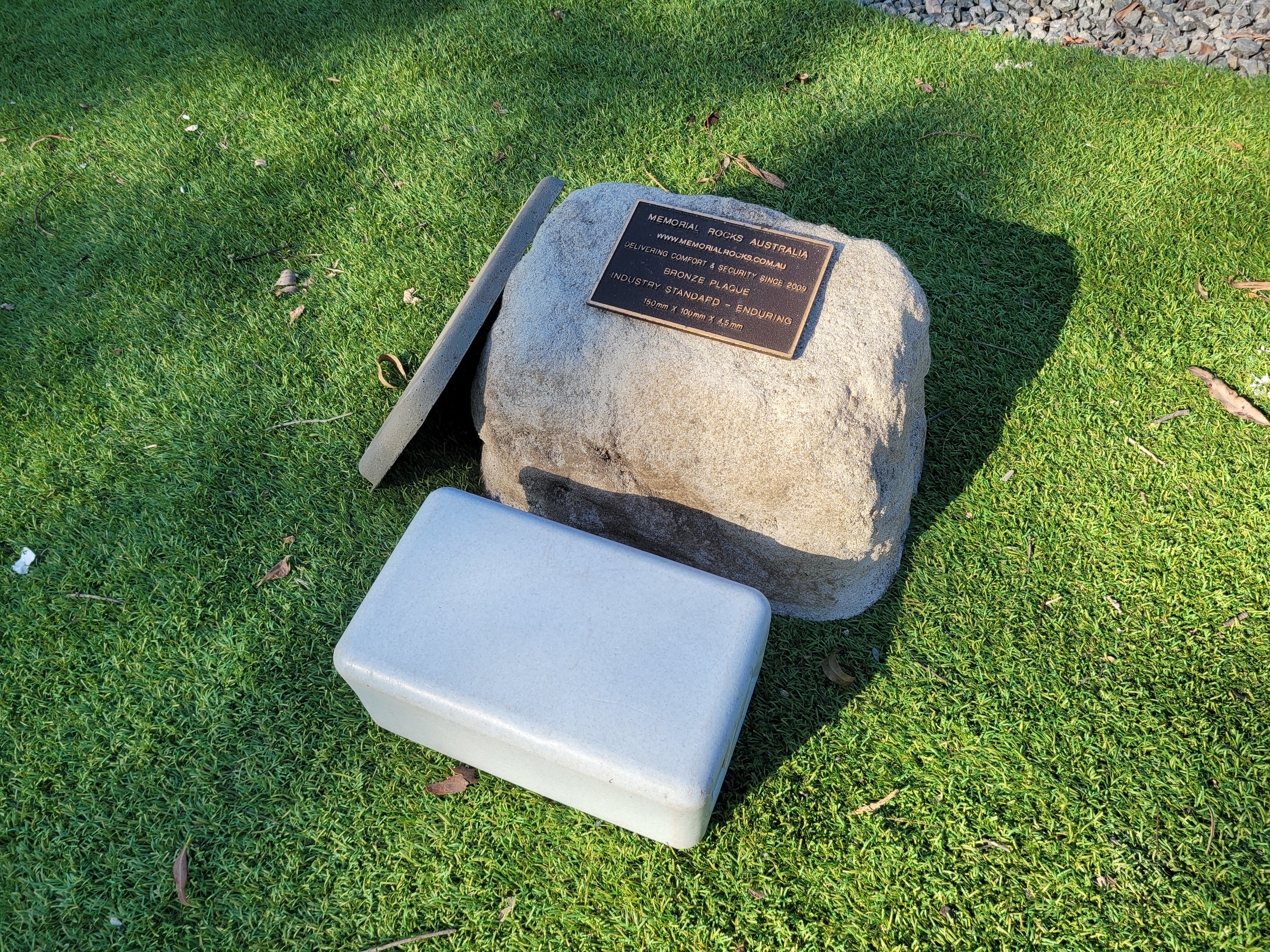 Memorial Rock Urn 1906 Regular Natural Riversand