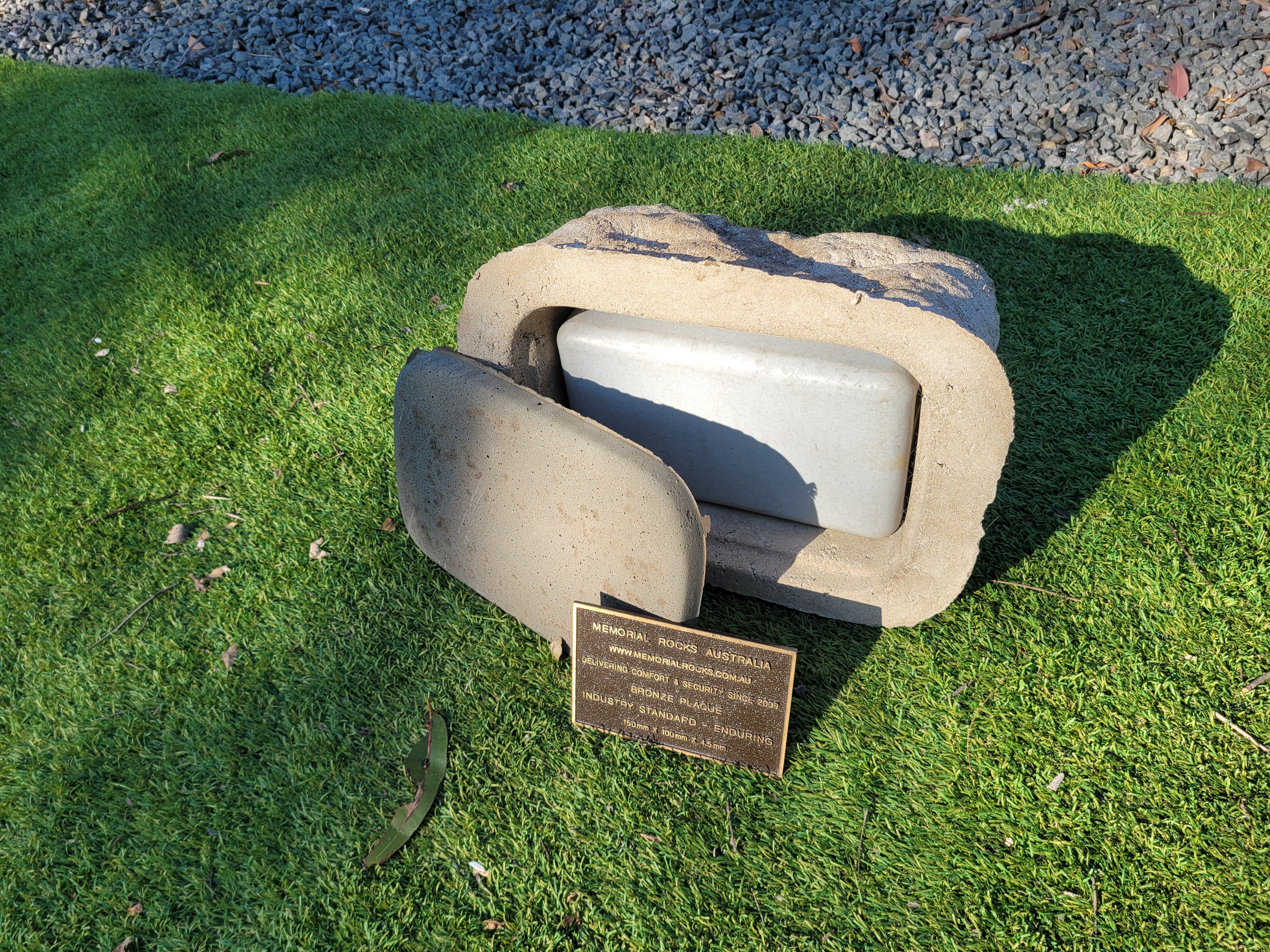 Memorial Rock Urn 1912 Regular Natural Riversand