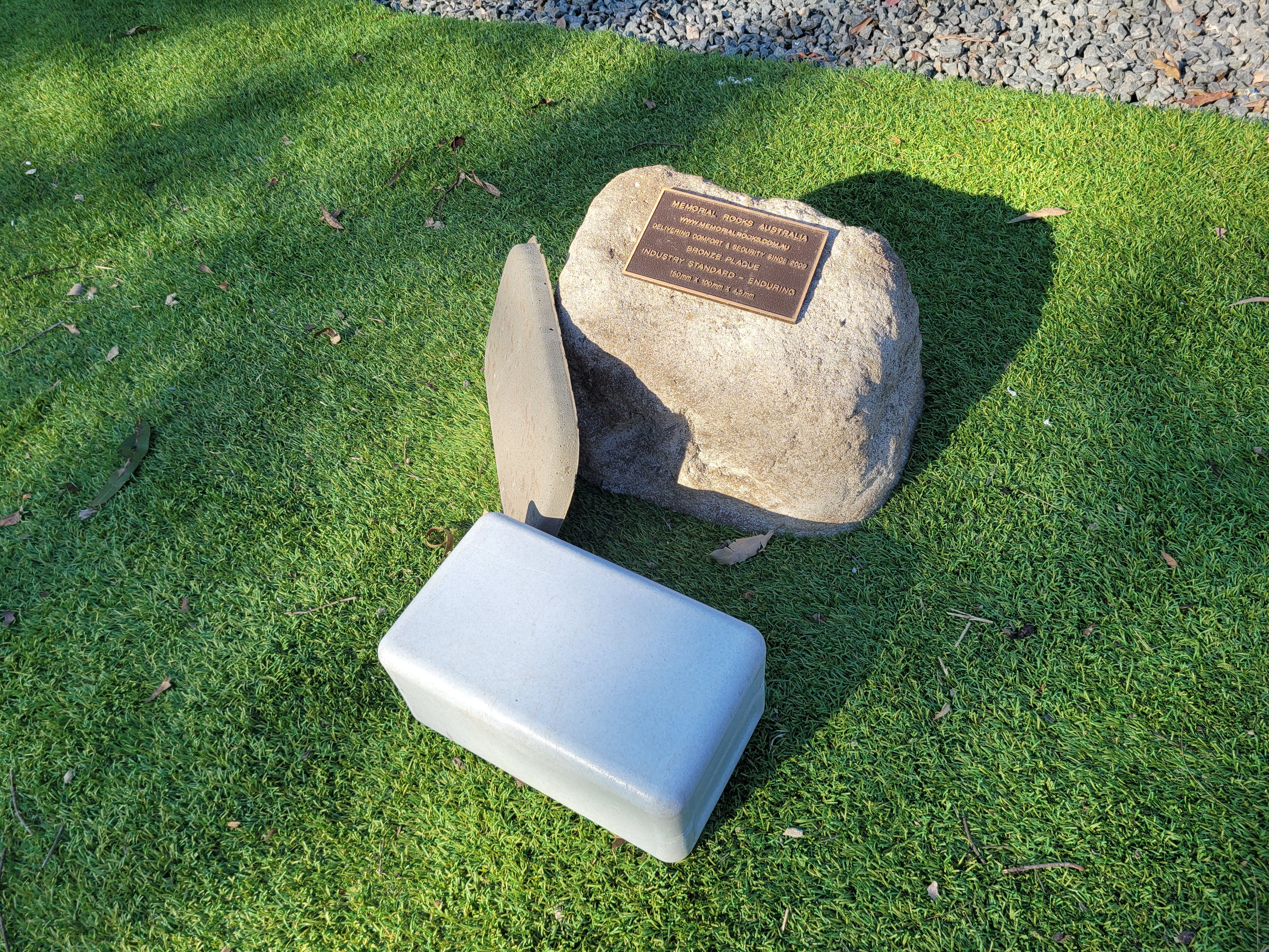 Memorial Rock Urn 1907 Regular Natural Riversand