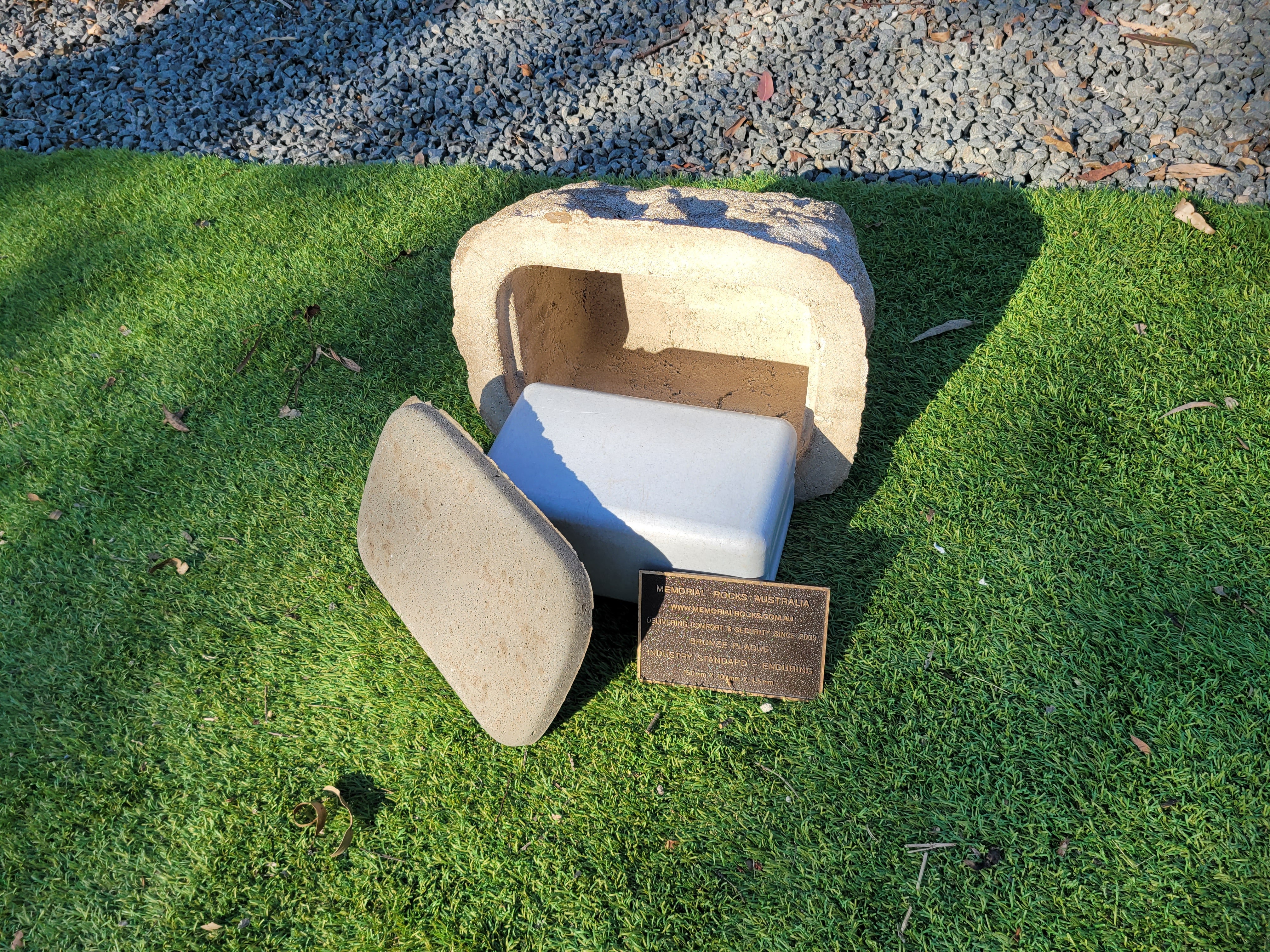 Memorial Rock Urn 1907 Regular Natural Riversand