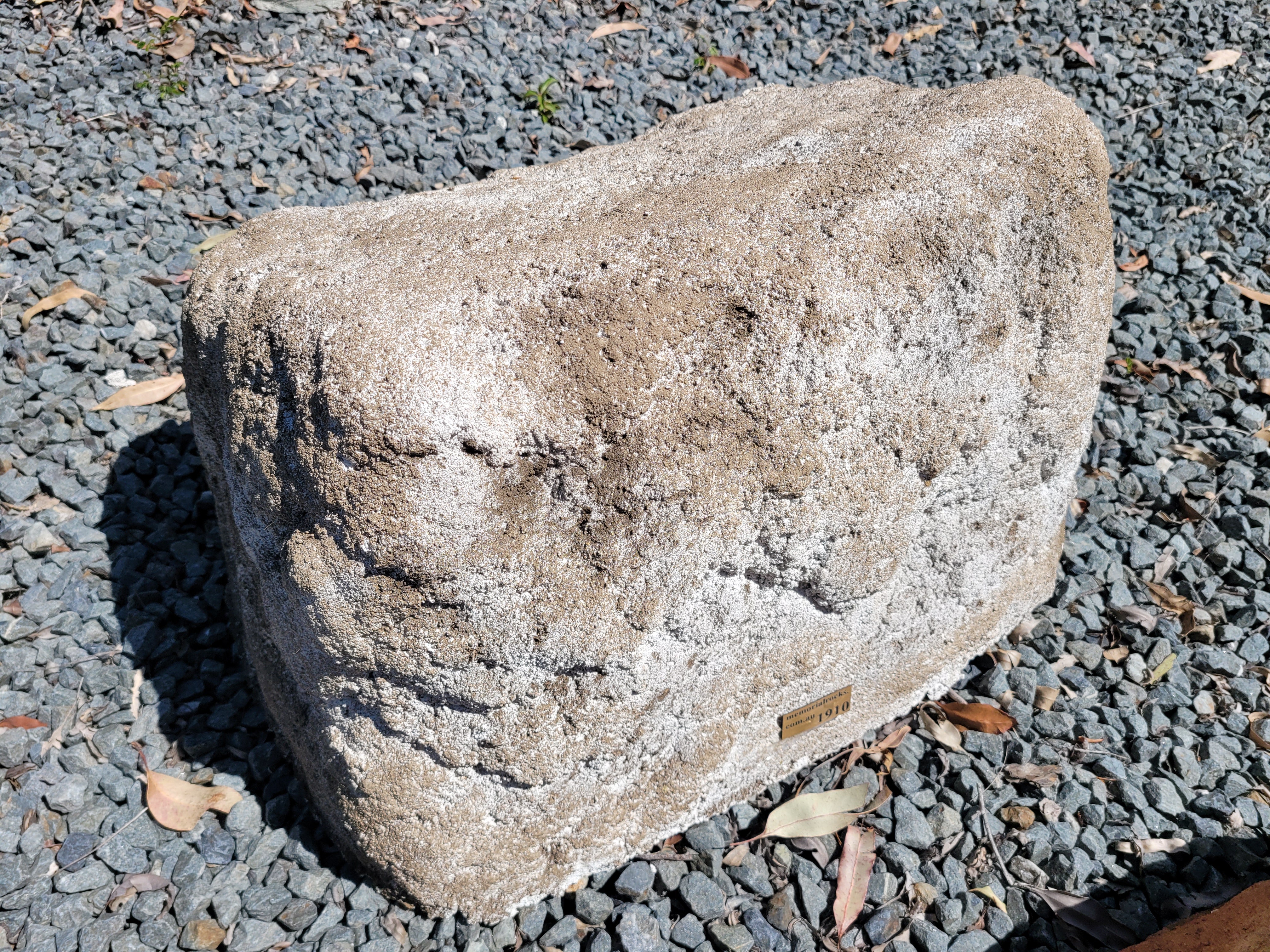 Memorial Rock Urn 1910 Extra-Large  Natural Riversand