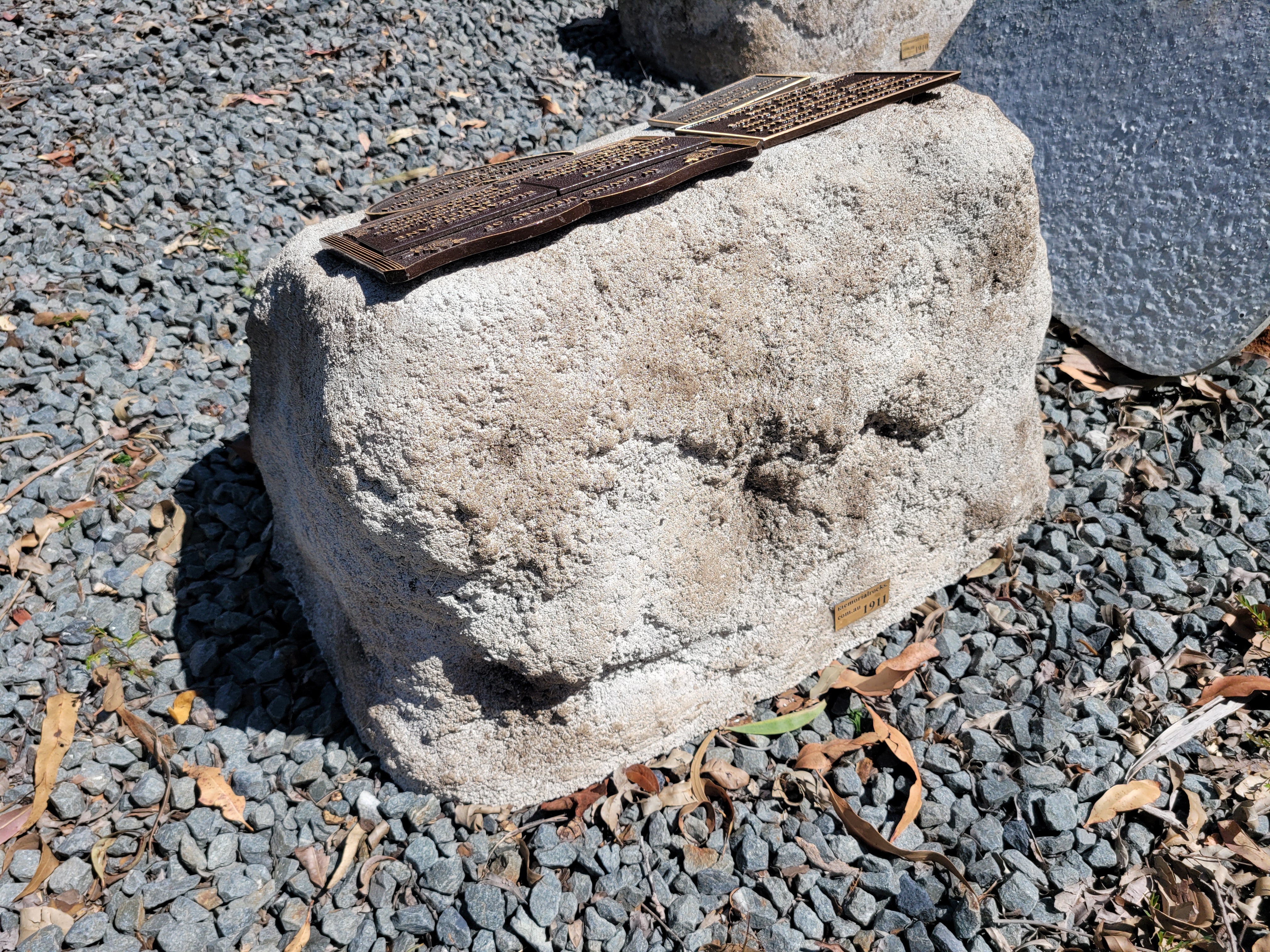 Memorial Rock Urn 1911 Extra-Large  Natural Riversand