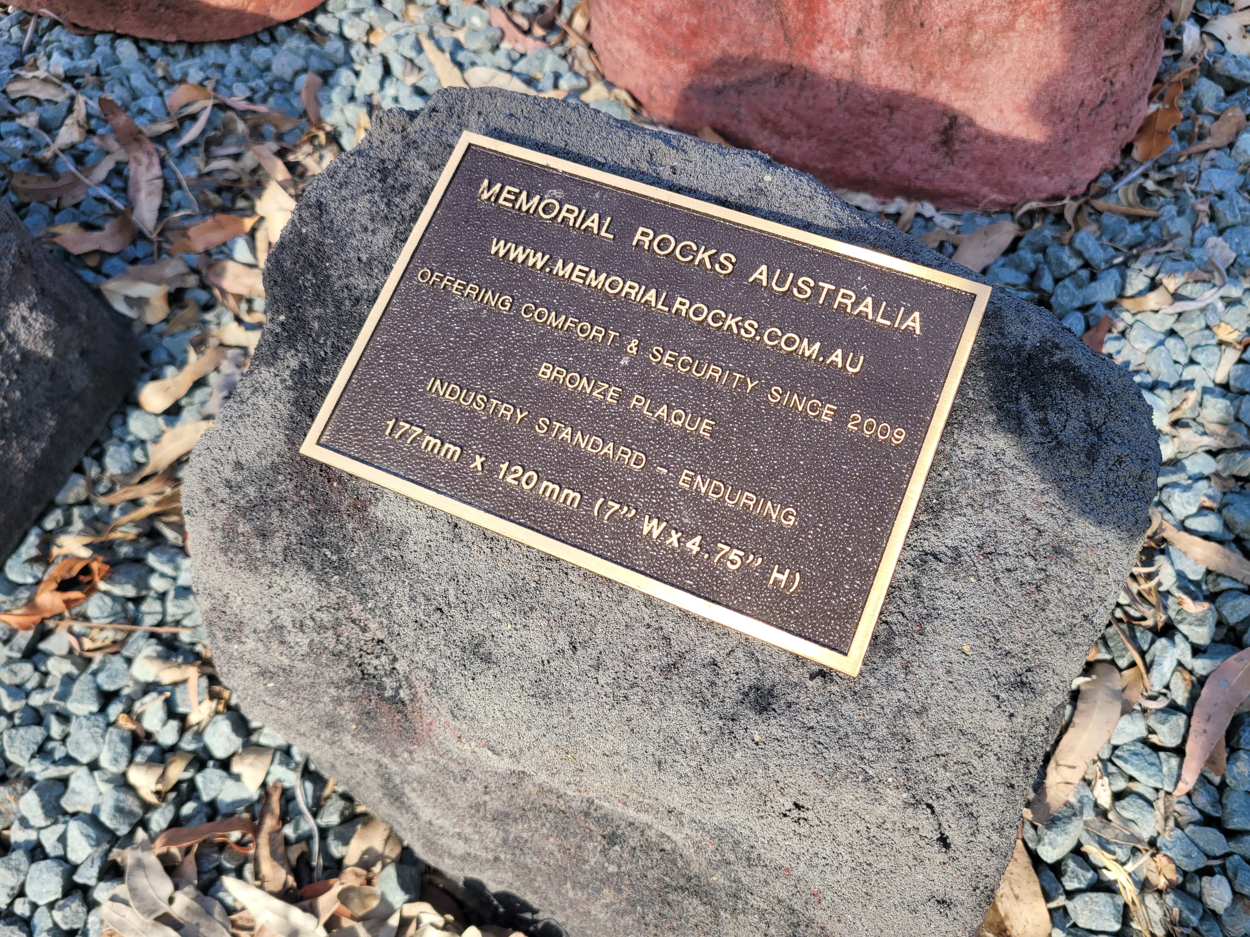 Memorial Rock Urn 1917 Medium Black / Charcoal