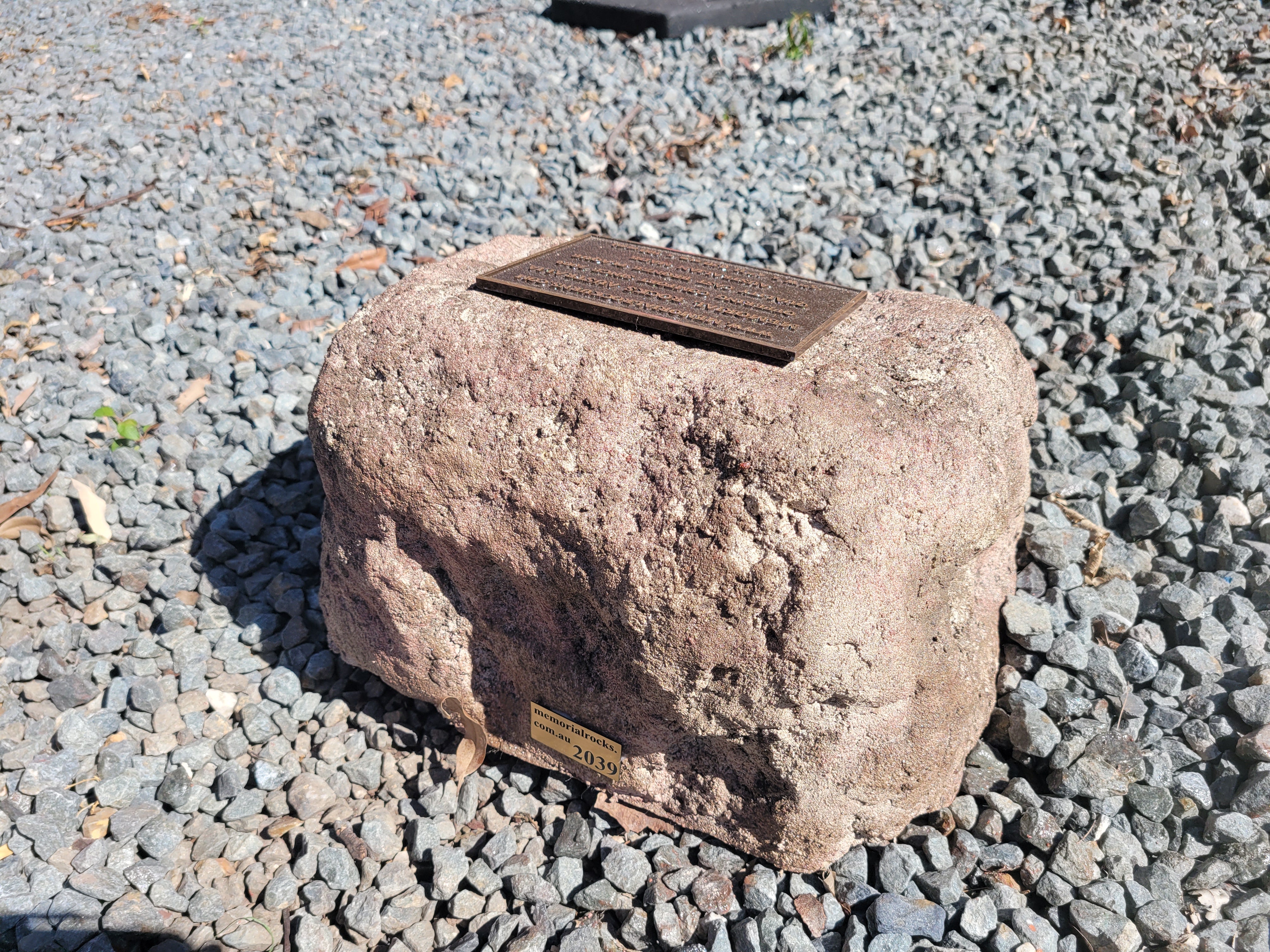 Memorial Rock Urn 2039 Regular Natural Riversand
