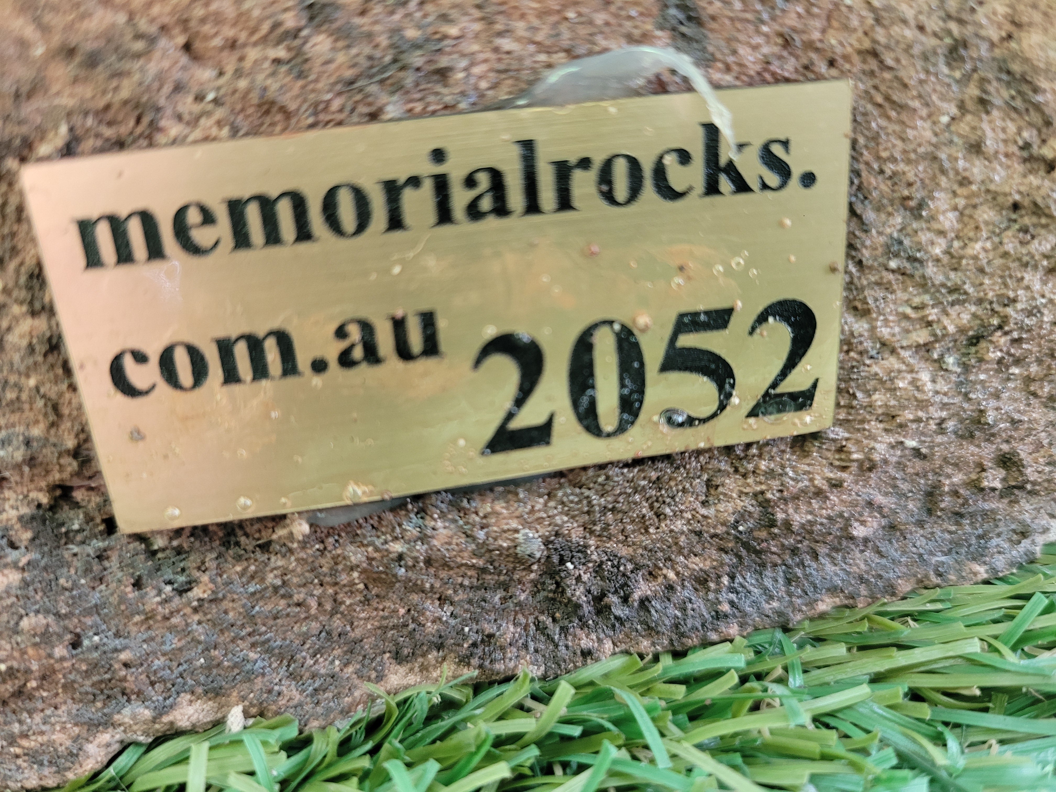 Memorial Rock Urn 2052 Medium Brown