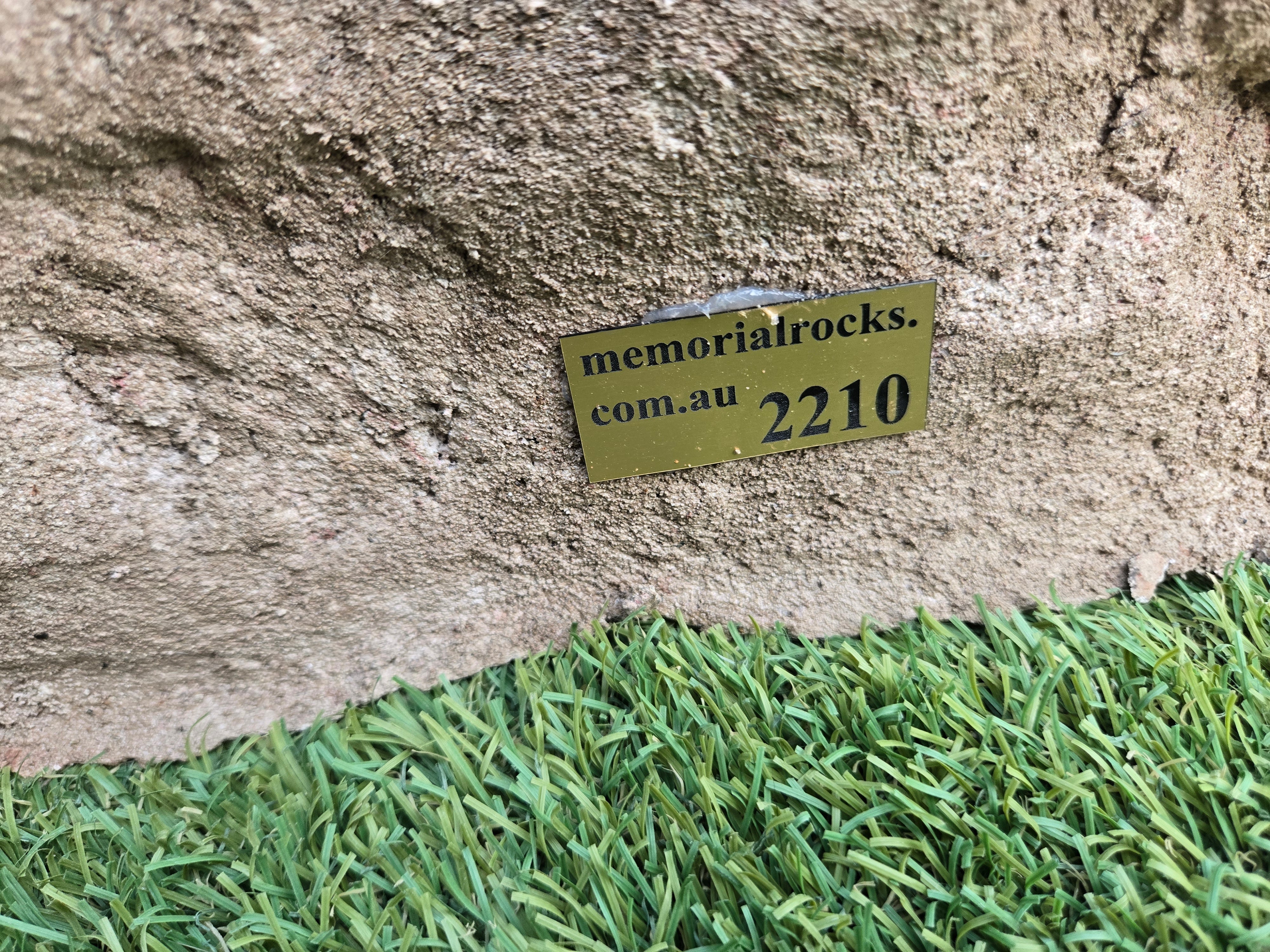 Memorial Rock Urn 2210 Medium Natural Riversand